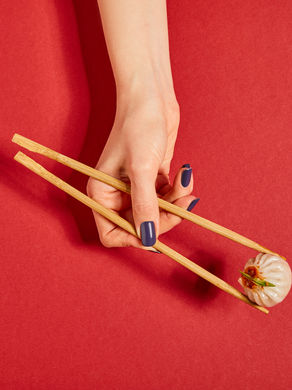 How to Use Chopsticks Properly (Basic Chopstick Etiquette for Beginners)