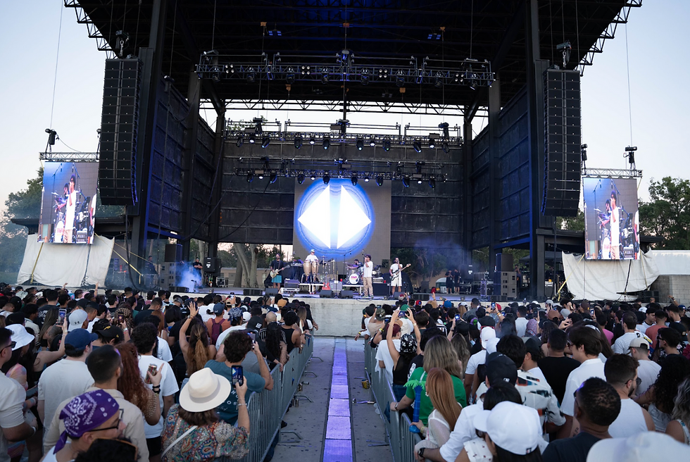 Bajo La Luna Fest 2024 is a multicultural celebration that brings together live music, interactive art, international cuisine, and family-friendly activities in a magical atmosphere under the stars. The event will take place on September 28th in Orlando, Florida, and promises to be an unforgettable experience full of culture, entertainment, and community.