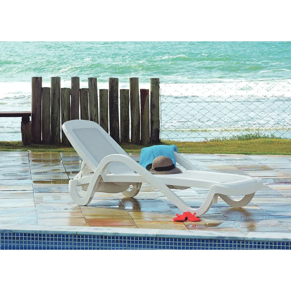 Cancún Outdoor Grey Chaise Lounge Chair in Polypropylene outdoor Scene