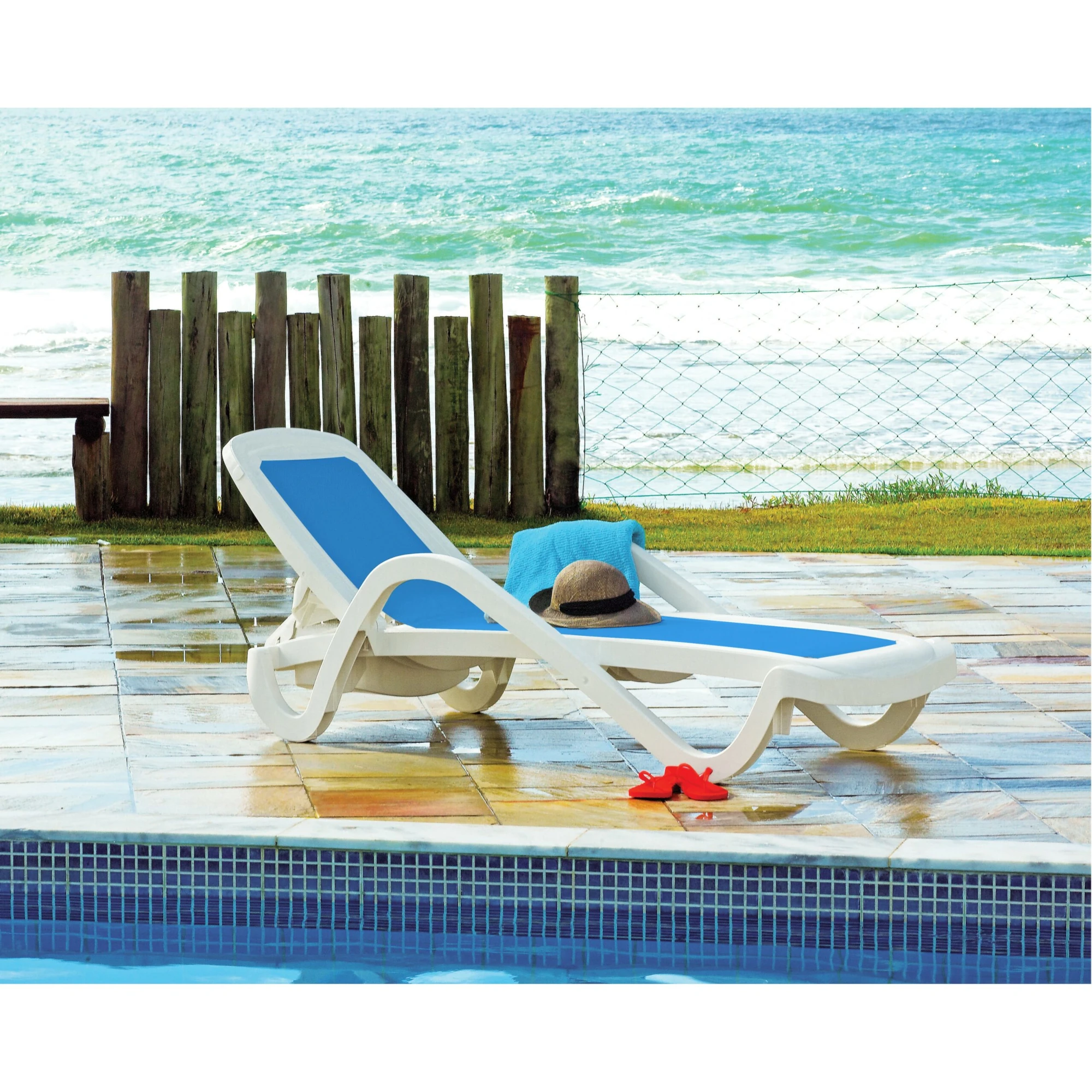 Cancún Outdoor Blue Chaise Lounge Chair in Polypropylene outdoor Scene