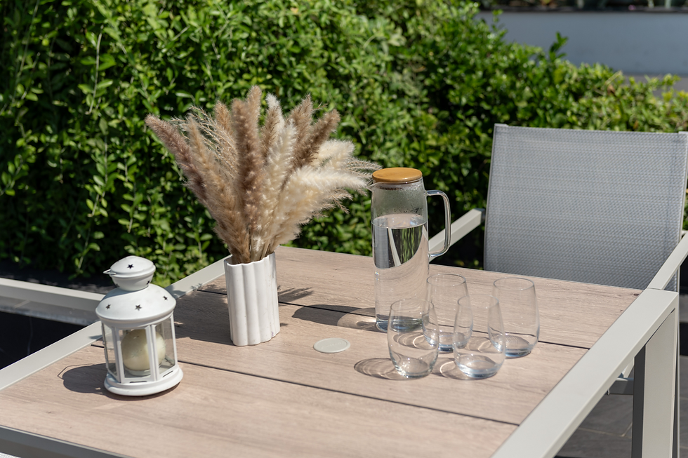 Urbanite Outdoor Dining Set for 4 Table detail