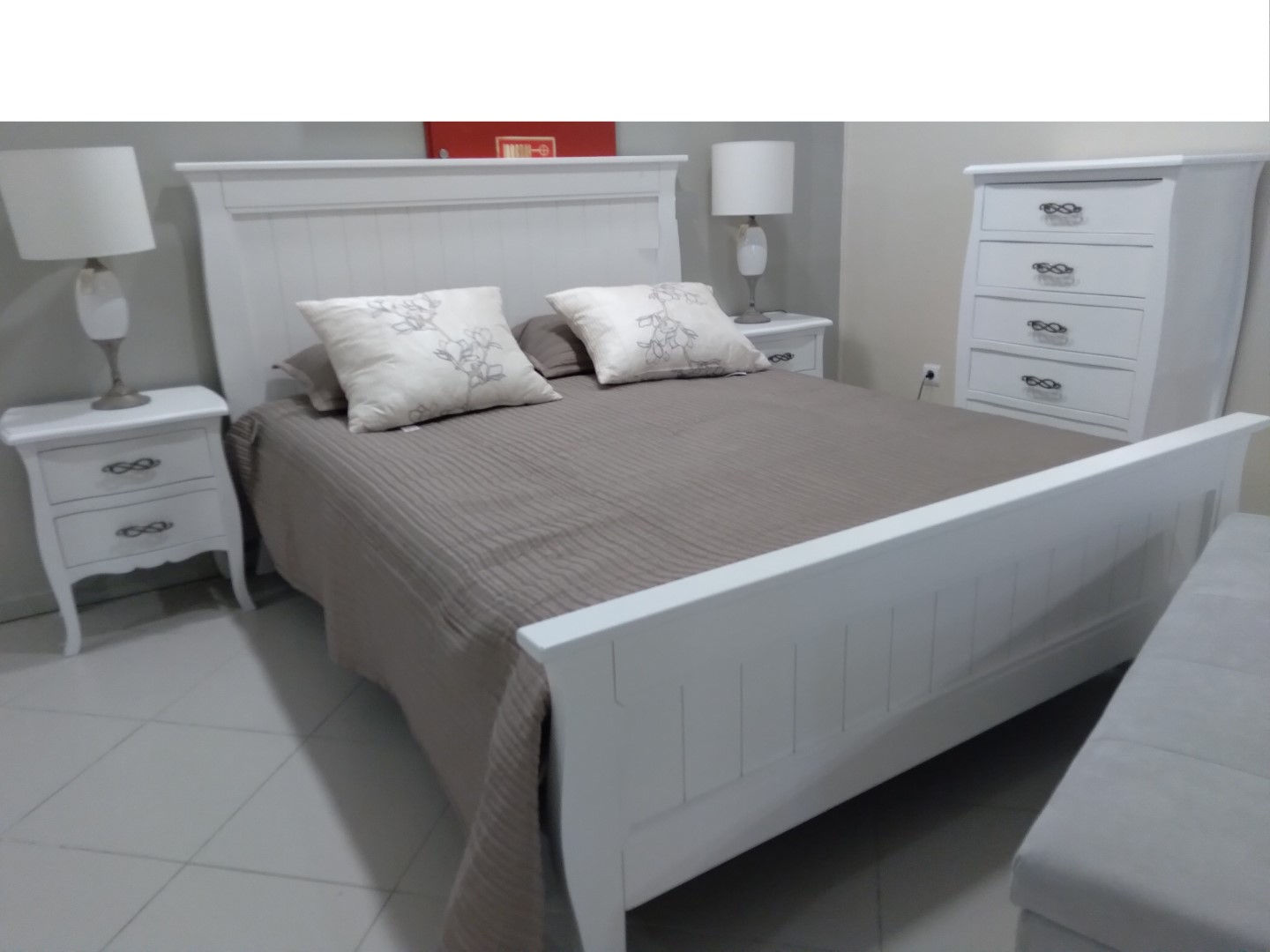 Cama a casal Neruda madeira maciça