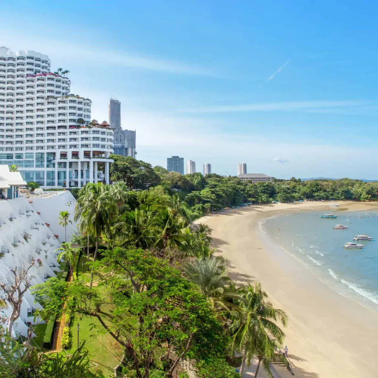 Величественное здание ROYAL CLIFF GRAND с собственным пляжем и тропическим садом у моря