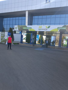 Вход в павильон №1 выставочного комплекса с баннером AgroWorld Uzbekistan и приветственной надписью