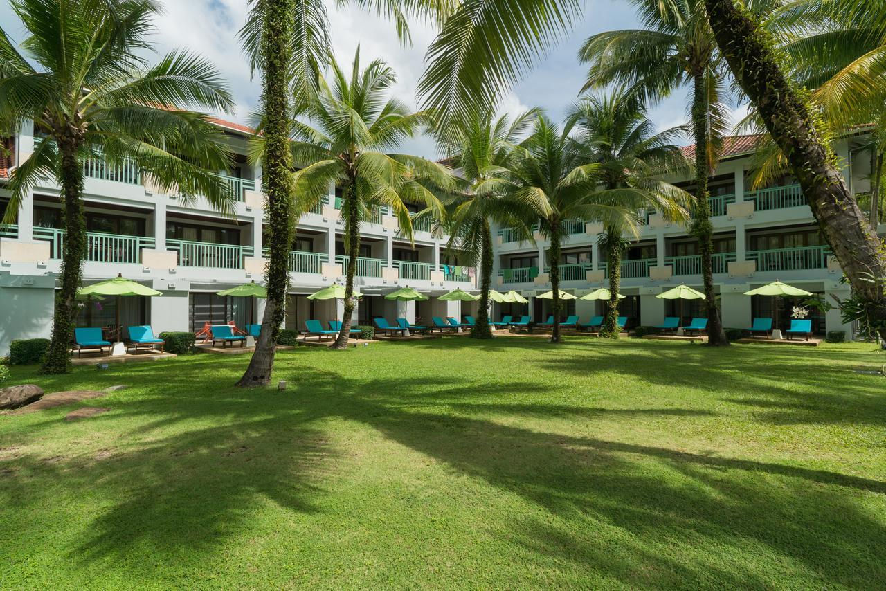 Номера в отеле Briza Beach Resort Khao Lak, вид на сад отеля, зелёный газон, пальмы