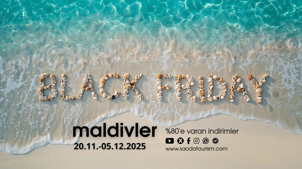 Maldivler'deki plajın net bir hava fotoğrafı, turkuaz renkli okyanus suyu ile birleşen bembeyaz kumlar, beyaz ve bej renkli deniz kabuklarından zarif bir şekilde oluşturulmuş "BLACK FRIDAY" yazısı.