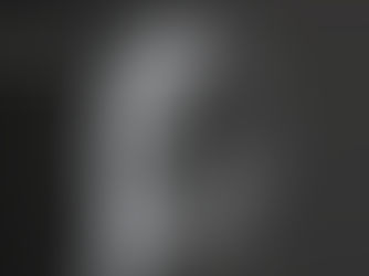 Мраморная скульптура в стиле Родена — сидящий мужчина в позе полного истощения, голова опущена, руки упали вниз. Иллюстрация к статье о синдроме выгорания и его физиологических механизмах.