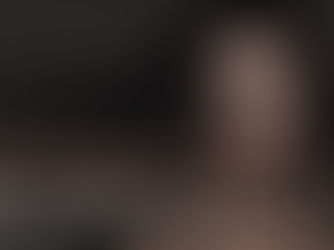 Nahaufnahme von glattem, welligem und Afro-Haar zum Vergleich der Lockenstrukturen, die für die Entnahme bei einer Haartransplantation relevant sind.