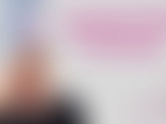 Baldköpfiger Mann hält sich den Kopf; magenta Text: Haartransplantation in der Türkei für 1.490 € – ein Warnsignal?