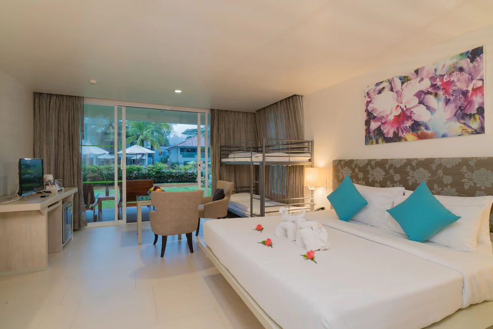 Номер в отеле Briza Beach Resort, кровать кинг сайз, две подушки в номере отеля