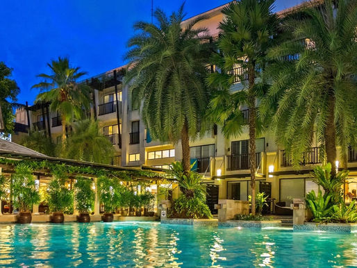 Отель Burasari Resort 4* Пхукет бассейн с подсветкой тропический сад пальмы вечернее освещение номера с балконами
