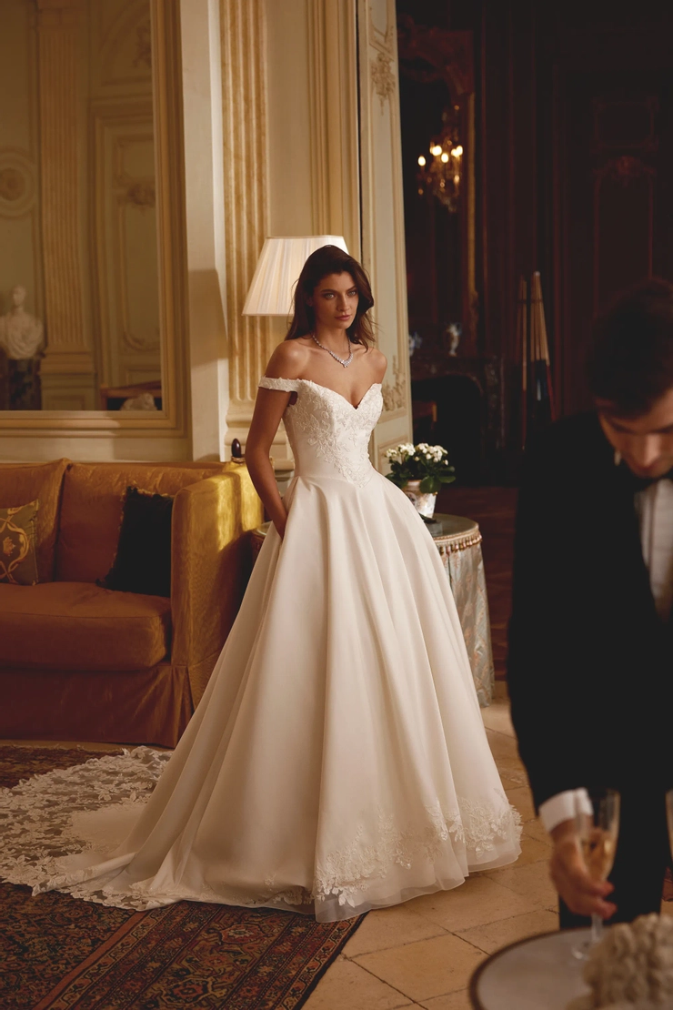 Image Courtesy of: Bella Lily Bridal - Designer: Justin Alexander - Dress: Jersey