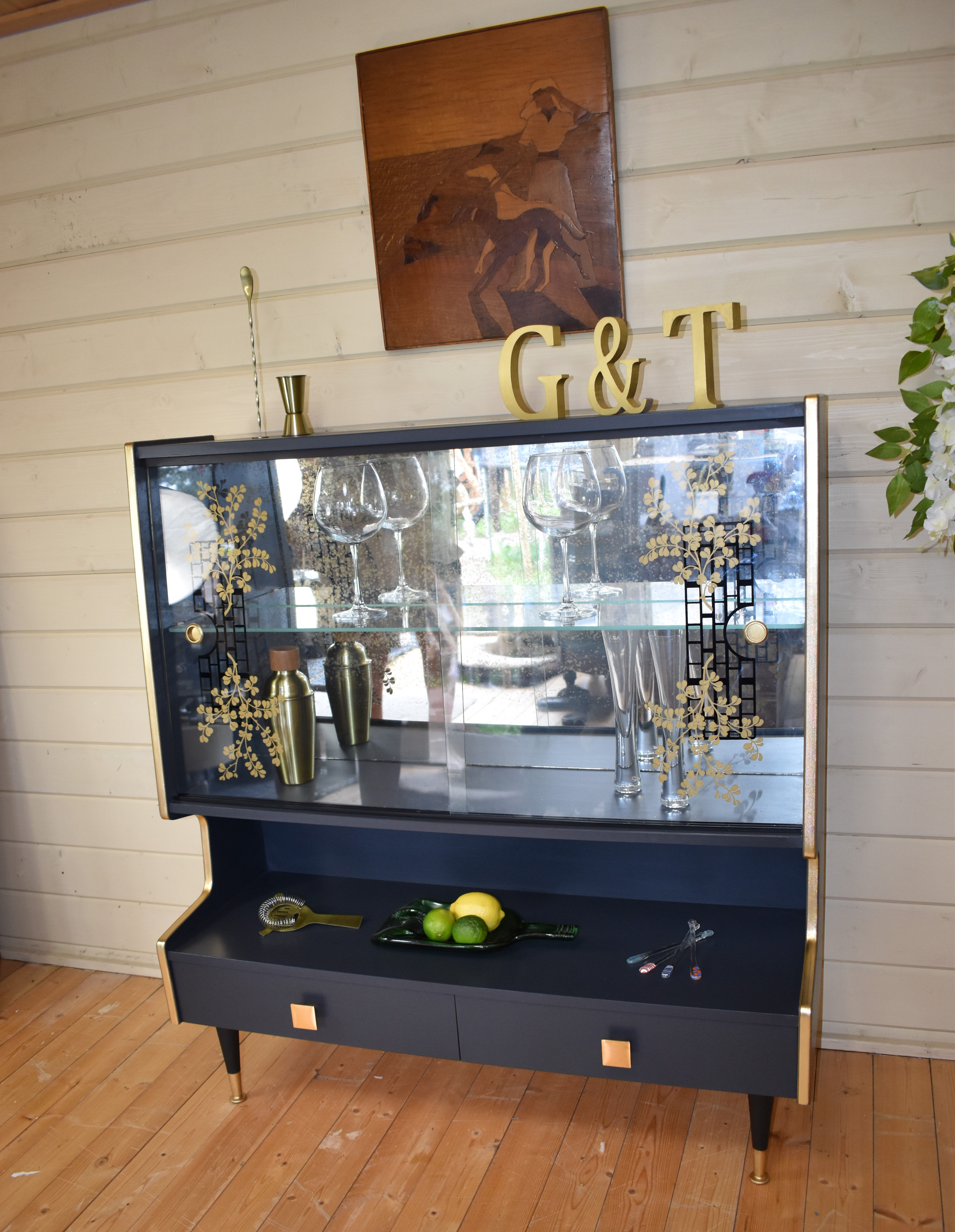 Decorative Glass Door Drinks Cabinet