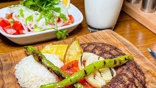 Bolu Dağı Bakacak Köfte restoranı sunumu; ahşap servis tabağında ızgara pancarlı köfte, pilav, közlenmiş sebzeler ve bol köpüklü ayran