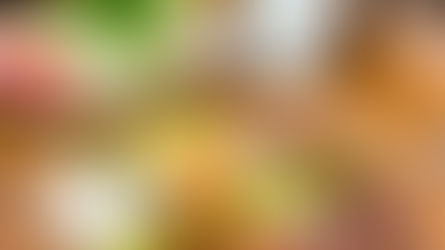 Bolu Dağı Bakacak Köfte restoranı sunumu; ahşap servis tabağında ızgara pancarlı köfte, pilav, közlenmiş sebzeler ve bol köpüklü ayran
