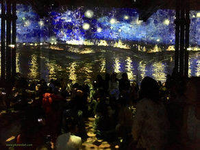 Van Gogh à l'Atelier des Lumières : Des paysages néerlandais jusqu'aux nuits étoilées françaises.