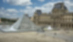 La pyramide du Louvre et le musée du Louvre à Paris