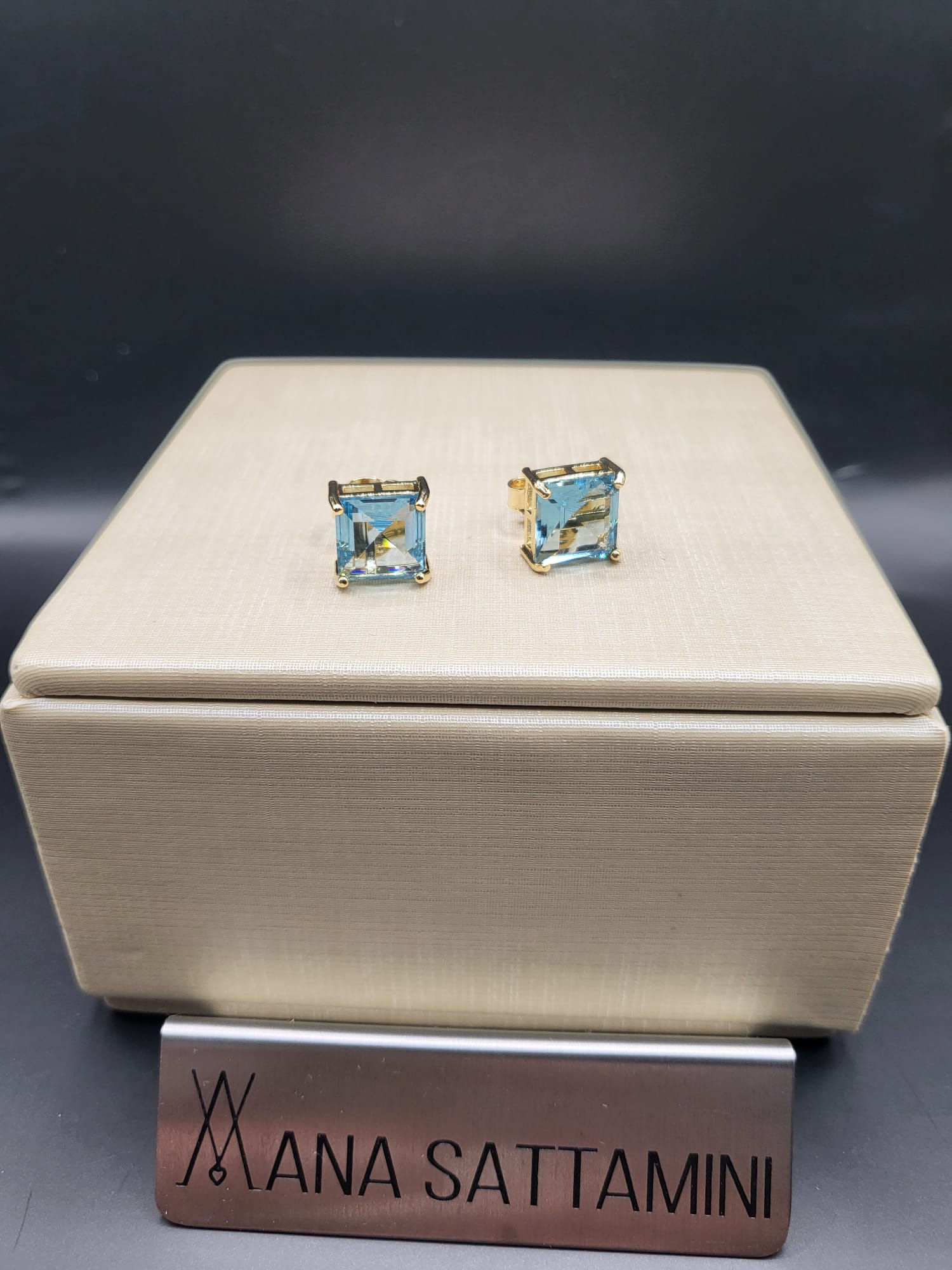 BRINCO COM CRISTAL QUADRADO AZUL BANHADO A OURO 