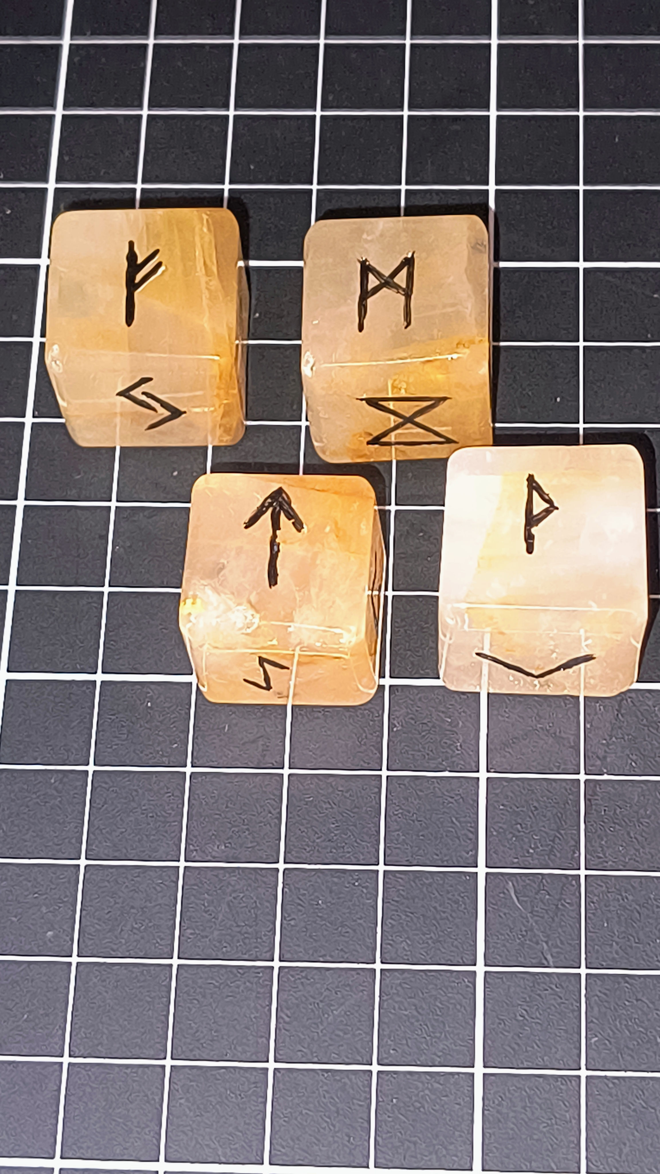 Dados runicos em Quartzo Hematoide.