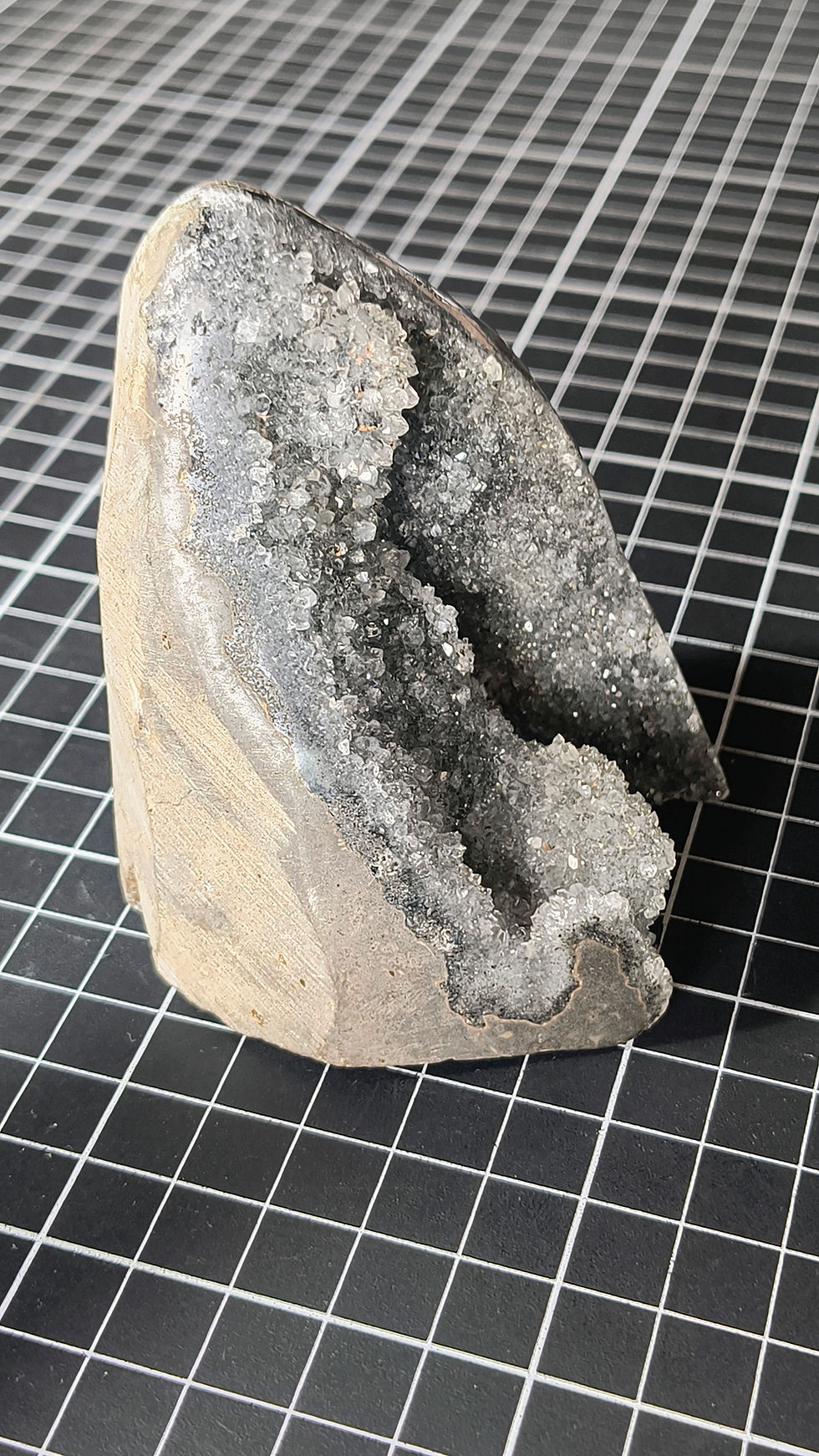 Miniatura: Drusa de ametista negra