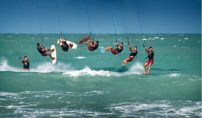 Rider effectuant une figure en kitesurf