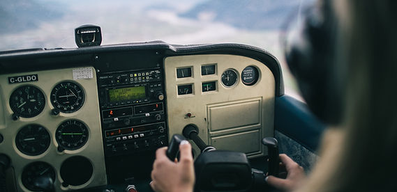 Airplane simulator cockpit for flying lesson