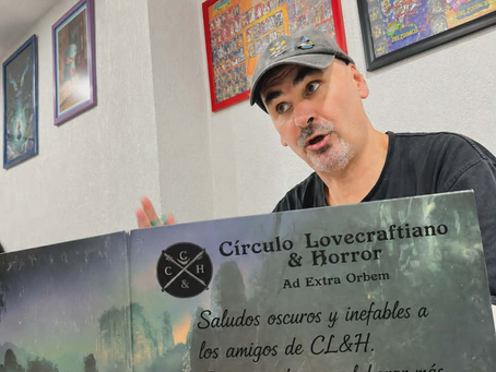 Susurros Innombrables Voces que exploran lo arcano y lo indescriptible del horror Maurizio Damonte — Chef y rolero profesional En este sendero de sombras y revelaciones, se realizarán entrevistas que darán voz a los creadores, personalidades y guardianes del horror, para que sus visiones y obras nos acompañen en esta travesía compartida, un viaje de palabras y ecos que iluminan la oscuridad. En esta ocasión nos complace tener a un rolero de la más alta sepia que nos adentrara en aquel mundo lúdico que a muchos les provoca y a otros les evoca, pero a ninguna nos deja indiferente. Maurizio Damonte, italiano de nacimiento y mexicano por adopción, siempre ha mostrado una inquietud y curiosidad típica de cualquier joven de los 90’s, teniendo estudios medievalista y romanos ha optado por una profesión orientada al arte culinario con la cual ha logrado una dualidad profesional y lúdica que ya tiene más de 30 conjuntando.