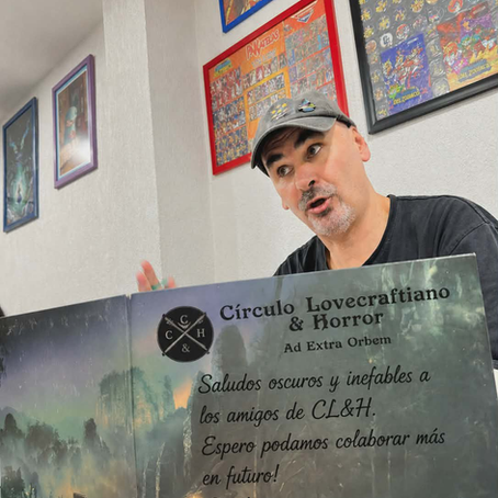Susurros Innombrables Voces que exploran lo arcano y lo indescriptible del horror Maurizio Damonte — Chef y rolero profesional En este sendero de sombras y revelaciones, se realizarán entrevistas que darán voz a los creadores, personalidades y guardianes del horror, para que sus visiones y obras nos acompañen en esta travesía compartida, un viaje de palabras y ecos que iluminan la oscuridad. En esta ocasión nos complace tener a un rolero de la más alta sepia que nos adentrara en aquel mundo lúdico que a muchos les provoca y a otros les evoca, pero a ninguna nos deja indiferente. Maurizio Damonte, italiano de nacimiento y mexicano por adopción, siempre ha mostrado una inquietud y curiosidad típica de cualquier joven de los 90’s, teniendo estudios medievalista y romanos ha optado por una profesión orientada al arte culinario con la cual ha logrado una dualidad profesional y lúdica que ya tiene más de 30 conjuntando.