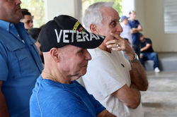 Veteranos apoyando a Elmer Roman