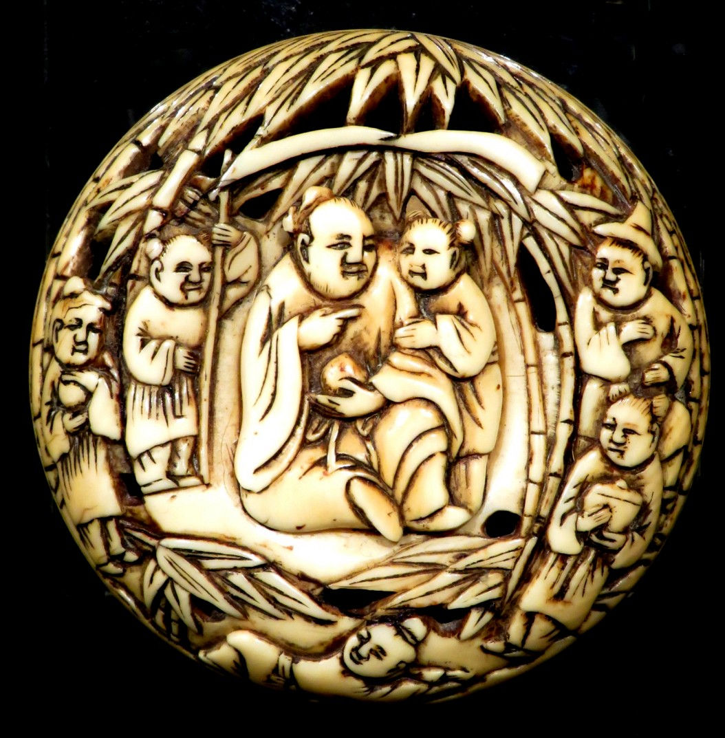 A Fine Japanese Ivory Ryusa Manju Netsuke, Edo Period