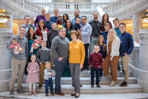 Salt lake city extended family photography at the Utah State Capitol