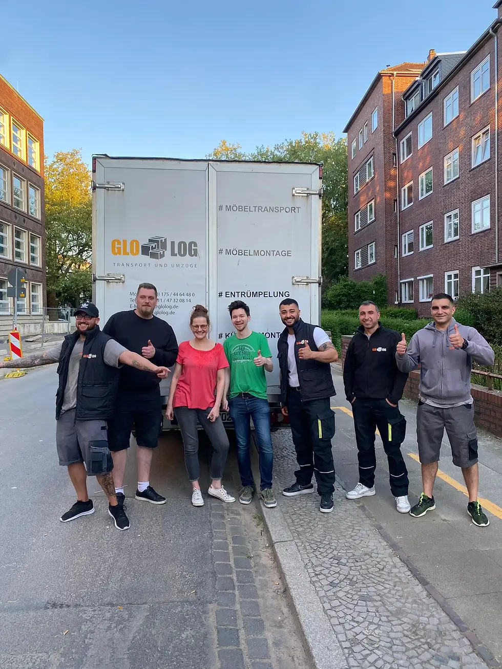 Team vor weißem Container