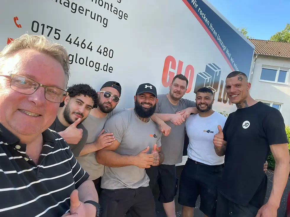 GLOLOG Team mit Kunde vor Umzugsfahrzeug (1).webp
