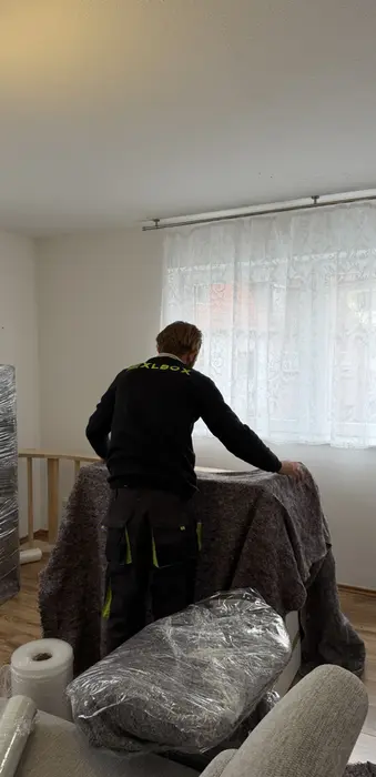 XLBOX Umzugshelfer packt Sessel ein