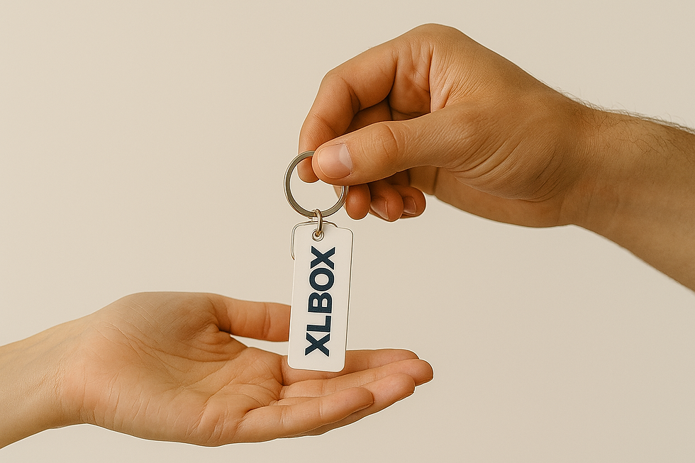 Schlüsselübergabe nach erfolgreichem Privatumzug mit XLBOX Dresden