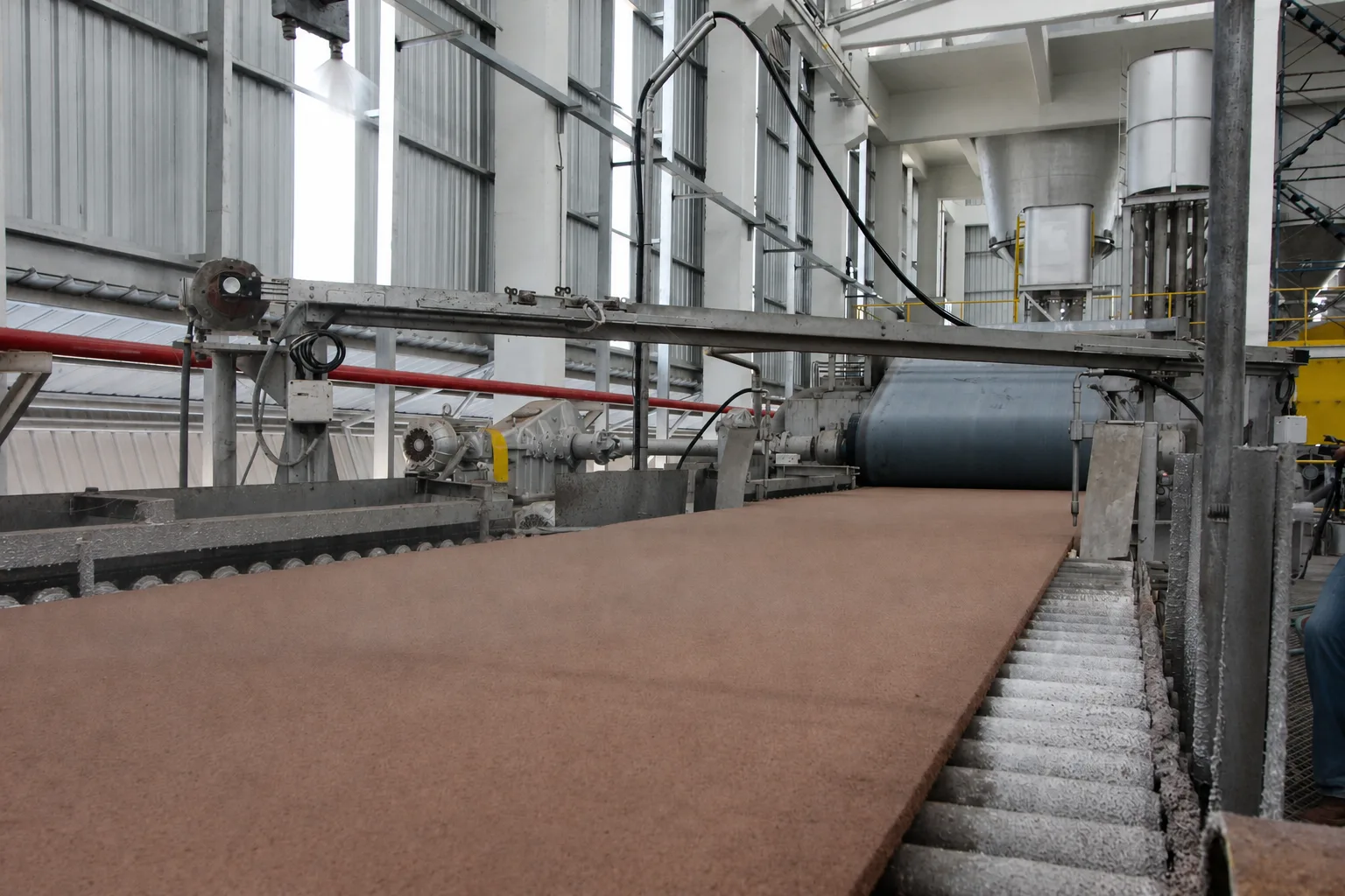 A continuous sheet on the wet-forming line