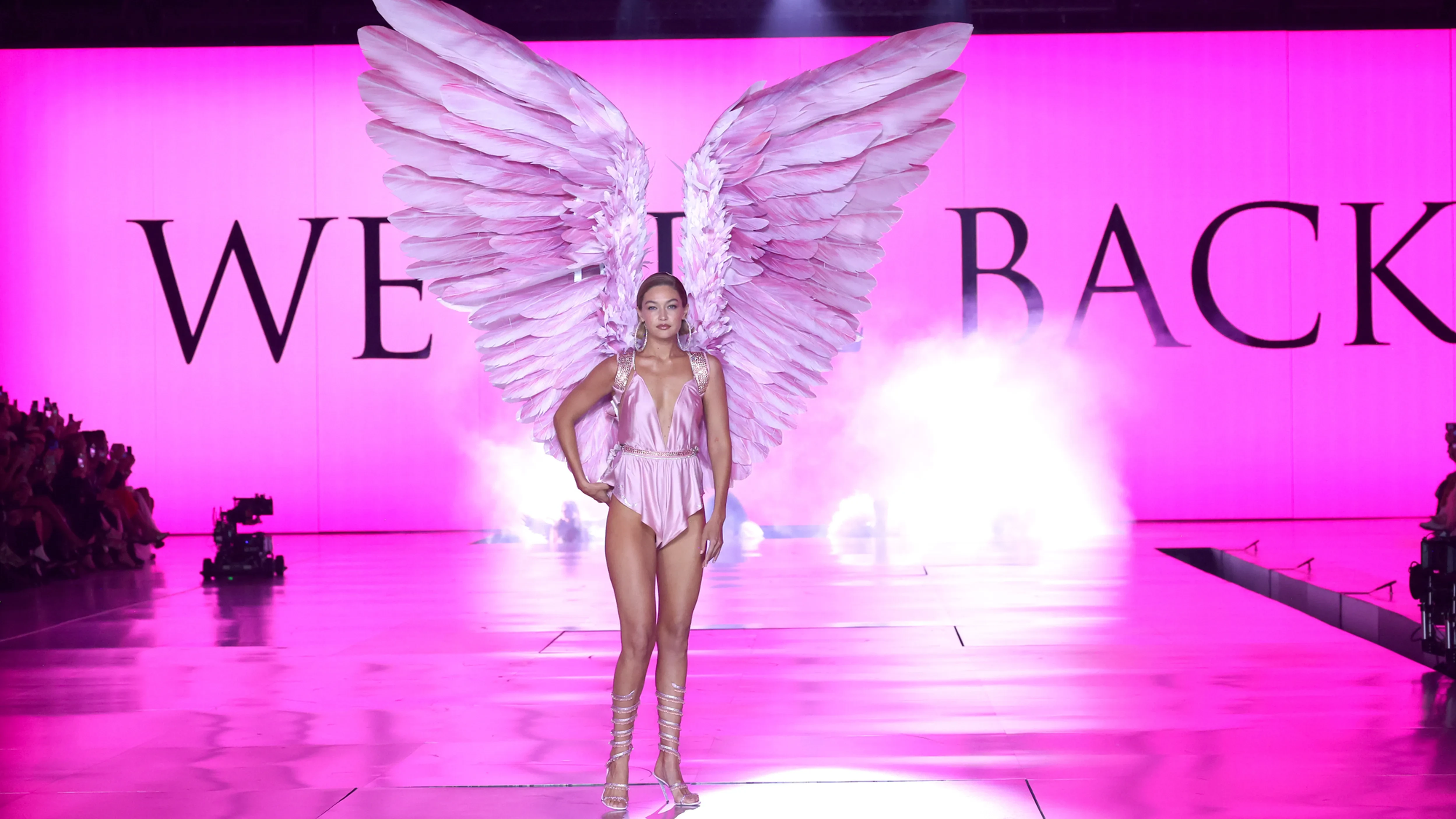 ☆Victoria's secret2018年NYC Fashion show限定ピンクTシャツ☆ 2024年ヴィクトリア・シークレット・ファッションショーの全