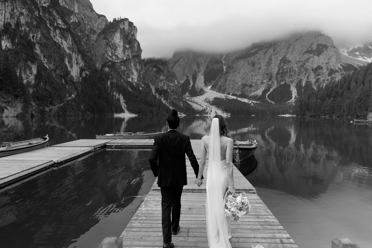 bride and groom walking on the bride in Italian dolomites