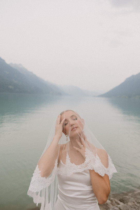 dramatic editorial bridal photo in the Swiss alps