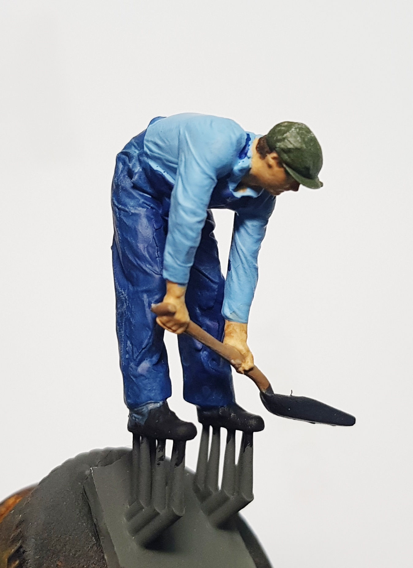 AIM-F06-043 7mm Scale Fireman. (30 Class Tank. Firing off the floor)