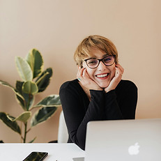 Eine glückliche Frau bei ihrer Online- Sitzung