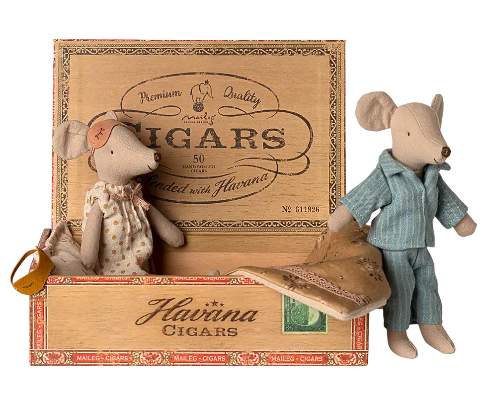 Thumbnail: Mum and Dad Mice in Cigarbox