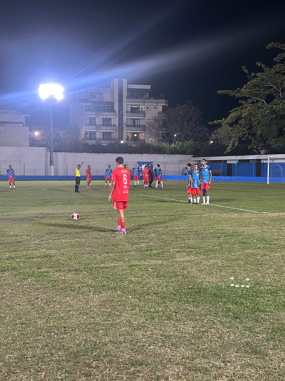 Adrian dá origem ao lance do primeiro gol do Imperial Monte Alegrense em uma cobrança de falta.