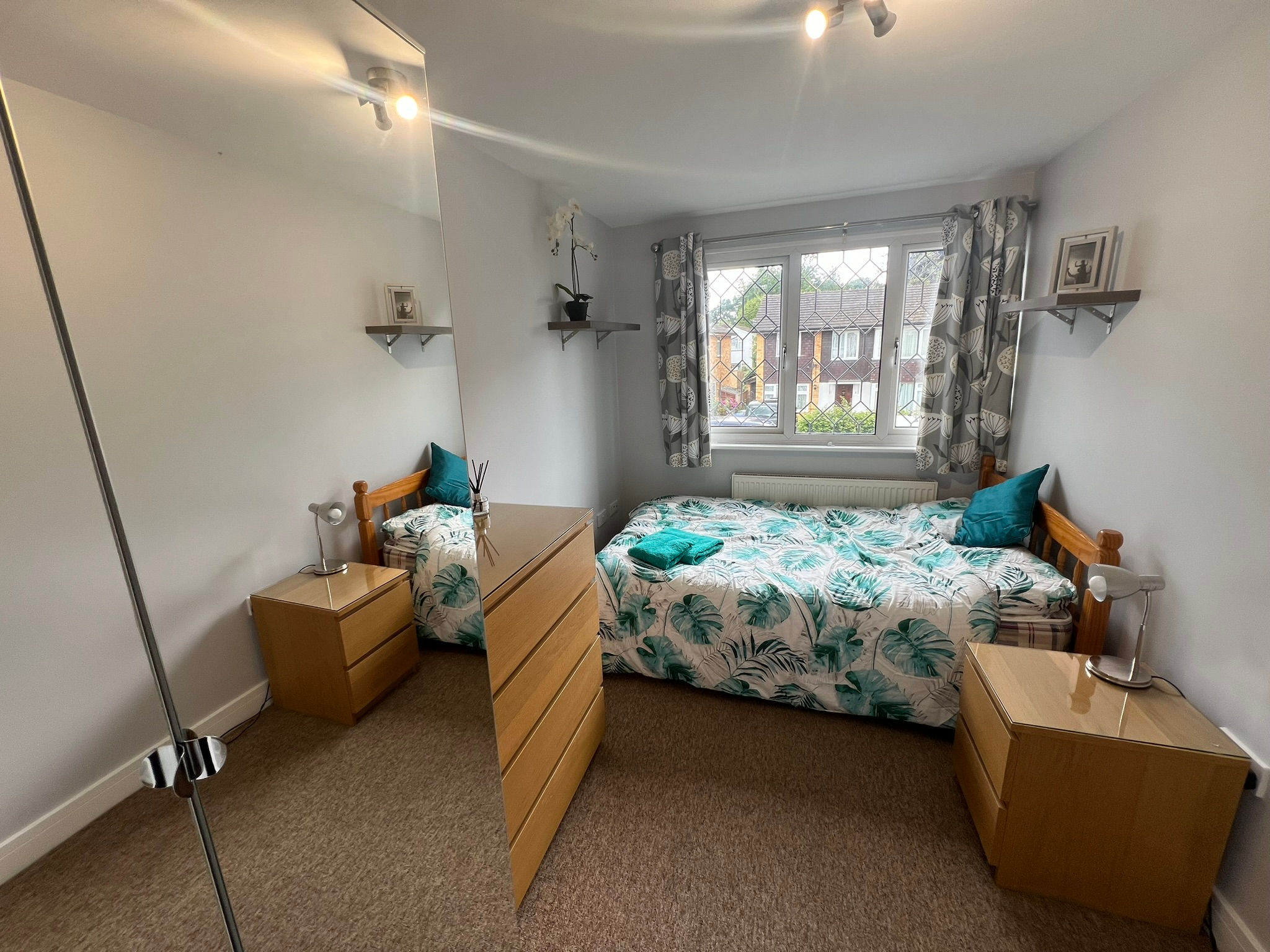 Rm 6 - 14 Wingfield Close, New Haw, Surrey, KT15 3BX