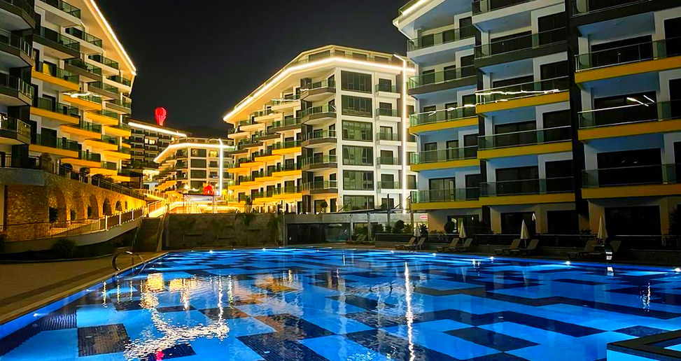 Освещенный вечерний вид на Konak Seaside Premium Каргыджак Аланья Турция