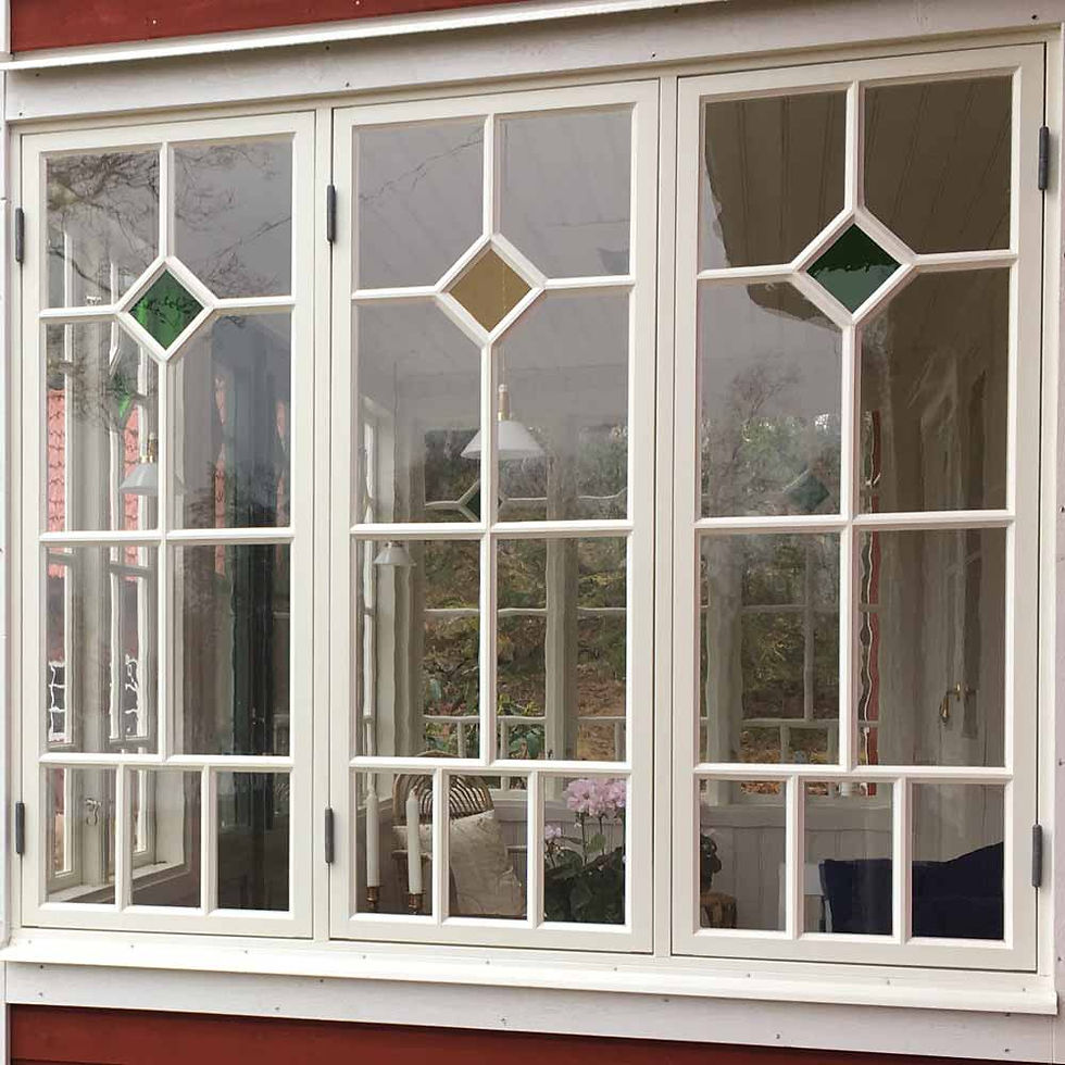 Kulturfönster med färgat antikglas