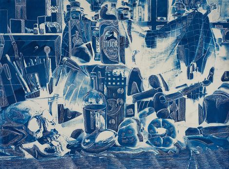 בעבודה ניתן לראות חפצים מעולם האמנות, כמו מכחולים ובובת עץ ומעולם עקרת הבית, כמו מיכל חלב וגמבה, שמוצבים זה לצד זה בצורה נטולת היררכיה. צבעי העבודה הם גוונים של כחול ולבן.