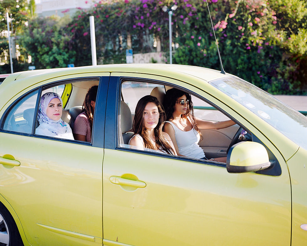 רכב ירוק בתוכו יושבות ארבע נשים צעירות