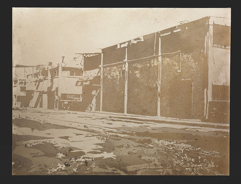 ציור מאבק, המתאר מבנה באזור התעשייה באור יהודה, בחלק התחתון של הציור יש לשלשת יונים המתמזגת עם רצפת הרחוב