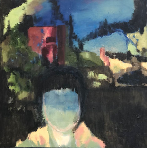 ציור של דמות ללא פנים בקדמת התמונה, המתמזגת ברכות עם סביבתה. הרקע כולל צורות וצבעים מופשטים, כולל רמזים לצמחייה, מבנה אדום ושמים כחולים עזים. היעדר תווי פנים בדמות מעביר תחושת מסתורין או אנונימיות, בעוד שהצבעים הבולטים והניגודים ברקע מעוררים תחושה חלומית או זיכרון מתעמעם